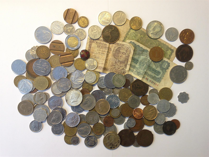 null Lot de pièces et trois billets étrangers : Tchécoslovaquie, Italie, USA, Suisse,...