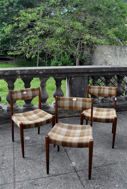 null Trois chaises en bois de placage, garniture à carreau, style scandinave.

78...