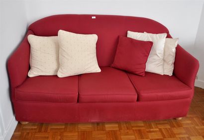 null Canapé trois places confortable, garniture de tissu rouge. 
90 x 162 x 74 cm.

État...