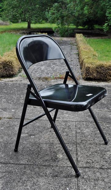 null Quatre chaises pliantes en métal noir.

75 x 46 x 40 cm.

État d'usage.