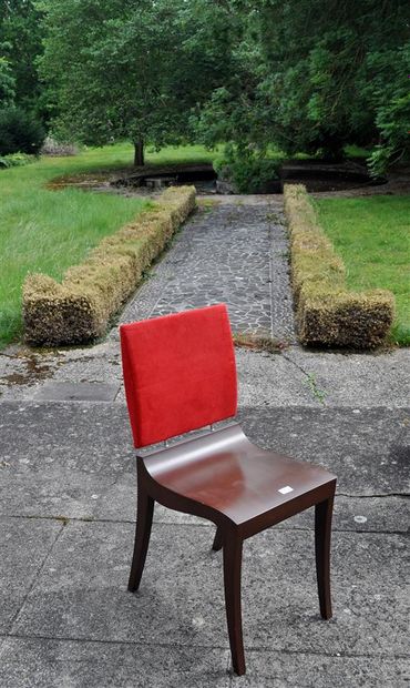 null Suite de cinq chaises en imitation bois, dossier tissu rouge. Travail moderne.

88...