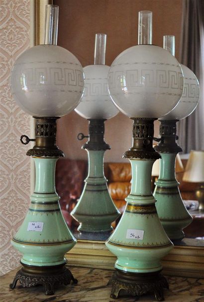 null Paire de lampes à pétrole en céramique à décor doré. Vers 1900.

H. 66 cm.

Usures...