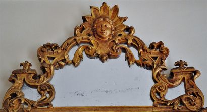 null Important miroir à parcloses en bois stuqué et doré, de style Régence.

155...