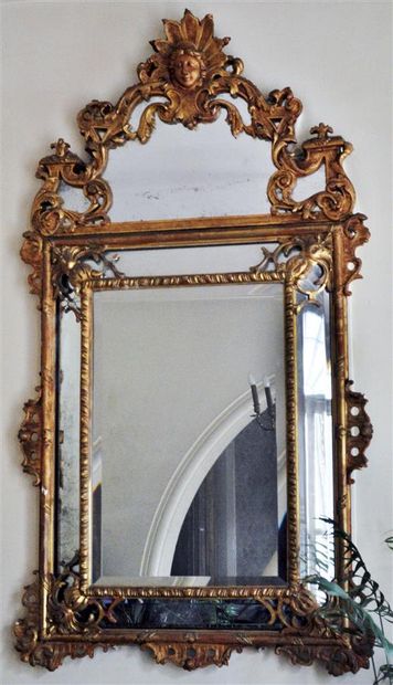 null Important miroir à parcloses en bois stuqué et doré, de style Régence.

155...