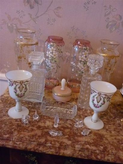 null Lot de verrerie, porcelaine comprenant deux paires de vases, bonbonnières, gobelets,...