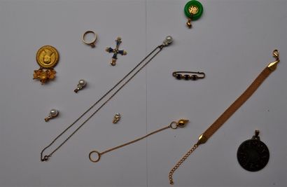 null Lot de bijoux fantaisie comprenant des pendentifs, pièce grecque ...