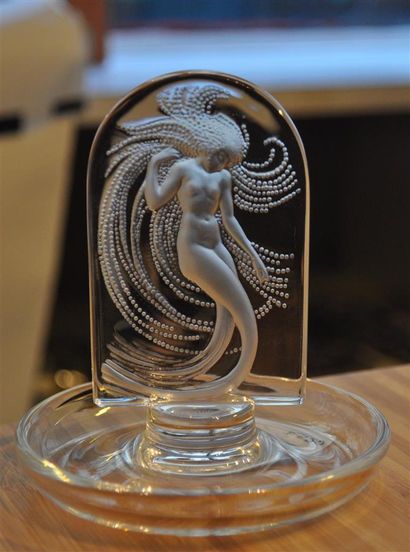 null LALIQUE France. 
Baguier en cristal à décor de femme, signé. 
H : 11 cm. 