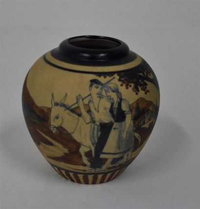 null M. DAVID. Ciboure. 
Vase en céramique représentant un paysage avec un couple...