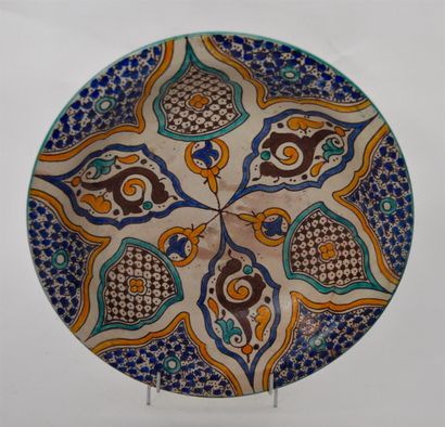 null Plat en céramique à décor polychrome, Afrique du Nord. 
D : 37,5 cm. 