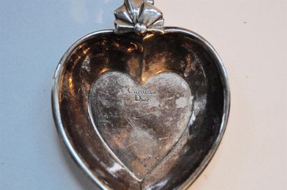 null Christian DIOR. Coupe et petit vide-poche en forme de coeur en métal argenté,...