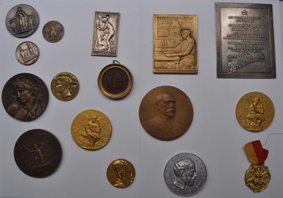null Lot de dix-huit médailles commémoratives dont Exposition Internationale de Paris....