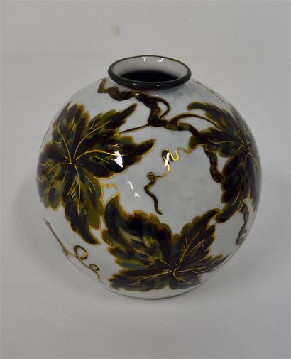 null THARAUD. Vase globulaire à décor de fleurs en céramique.
H : 15 cm. à vue. 