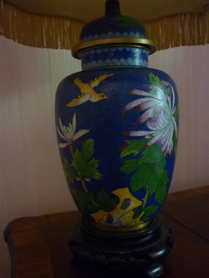 null Vase en émail cloisonné polychrome à décor de chrysanthèmes et oiseaux percé...