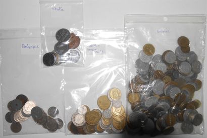 null Fort Lot de monnaies France & Etrangers, présentées en boite et sous pochettes...