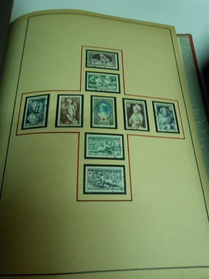null °/** 2 Albums. Guerre 1914 / 1918, correspondances Militaires + Moderne, timbres...
