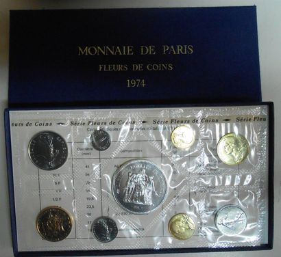 null Lot de 9 coffrets et pochettes de pièces éditées par La Monnaie de Paris France...