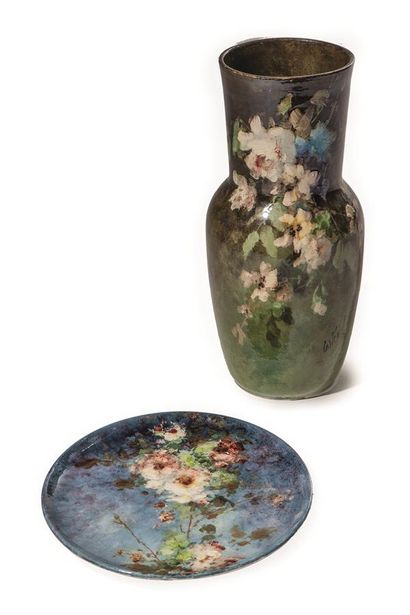 null Montigny-sur-Loing. 
Haut vase et plat en barbotine à décor floral, le vase...