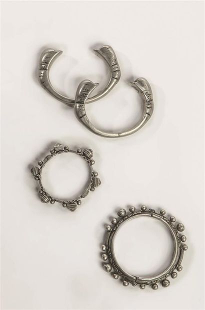 null Paire de bracelets et deux bracelets à décor géométrique appliqué en métal....