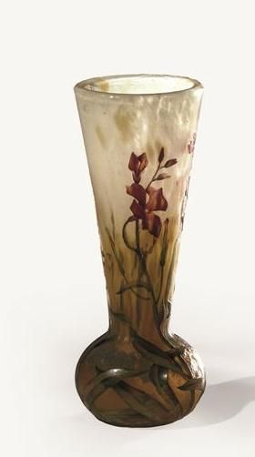 null Daum. Vase à panse bulbeuse et haut col en verre multicouche à décor de fleurs...