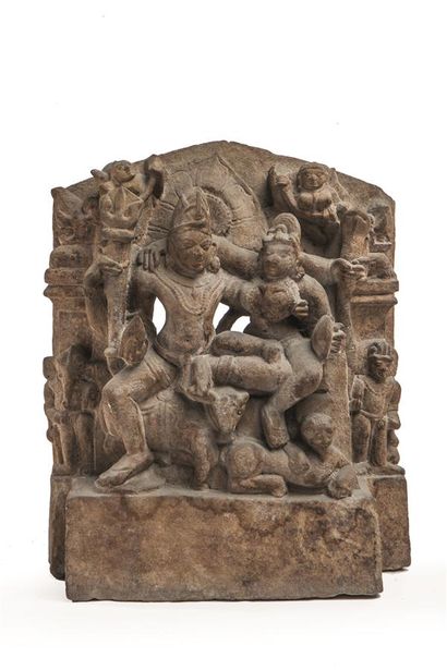 null Stèle en grès rose représentant Shiva et Parvati trônant entouré de personnages...