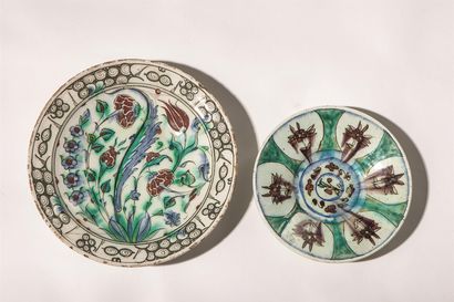 null Plat Iznik et une coupe Kütahya en céramique polychrome.
Turquie, époque XVIIe...