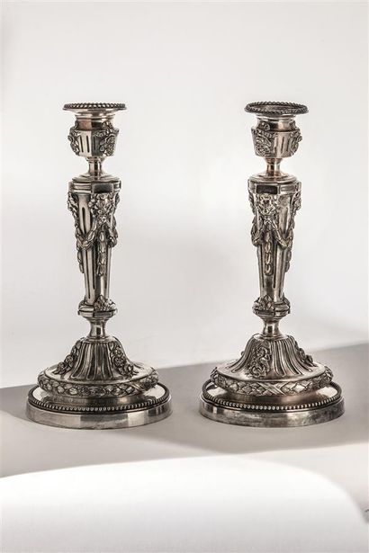 null Paire de flambeaux en bronze argenté de style Louis XVI. 
Époque XIXe siècle....
