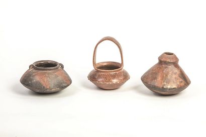 null Lot composé de trois vases : 
Vase pansu avec deux anses, vase en forme de coloquinte...