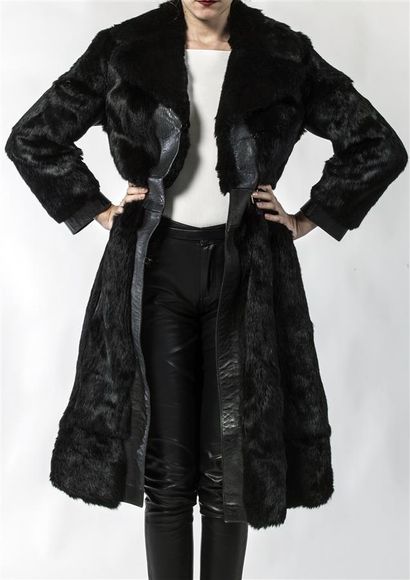 Manteau en cuir et fourrure noir fermant...