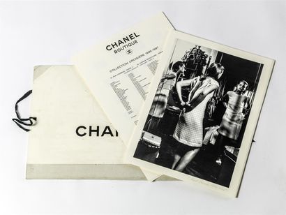 null CHANEL Portfolio Croisière 1996-1997 comprenant 25 tirages sur papier Karl LAGERFELD....