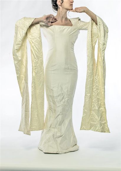 null Clarisse HIERAIX. Robe de mariée sirène en soie sauvage crème à décolleté carré,...