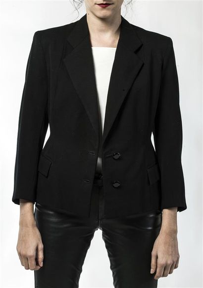 null Lot femme comprenant :
- Veste noir. T : 38-40.
- Veste en laine rouge à deux...