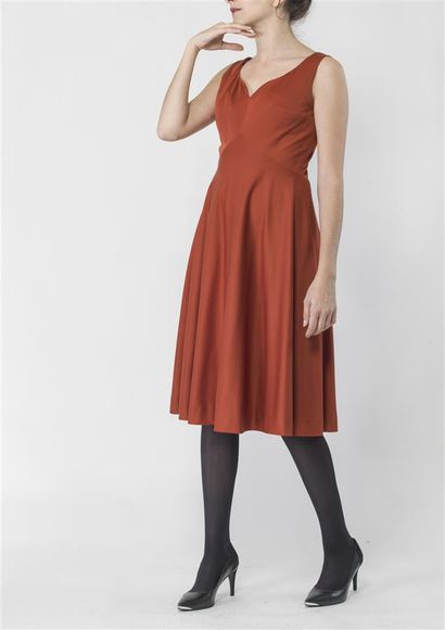 null Quatre robes du soir :
- Robe à bretelles mi-longue en viscose rouge brique,...