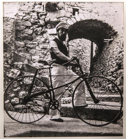 null Anonyme. 
Homme à bicyclette, circa 1960.
Tirage argentique d'époque. 
23 x...