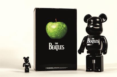 null Bearbrick. The Beatles.
Deux figurines en plastique noir. 2006. Boite. 
H :...