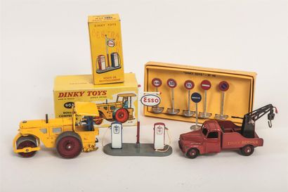 null Dinky Toys. Lot de quatre pièces : Dinky service Citroën 23 (35A), rouleau compresseur...