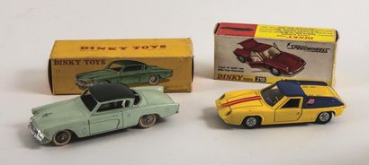 null Dinky Toys. Lot de deux pièces Studebaker 24 Y et Lotus (218). Boîtes d'origine.

Bon...