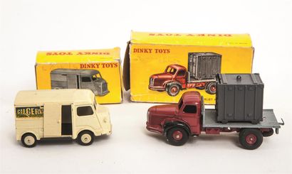 null Dinky Toys. Lot de deux pièces : plateau berliet avec container (34B) et camionnette...