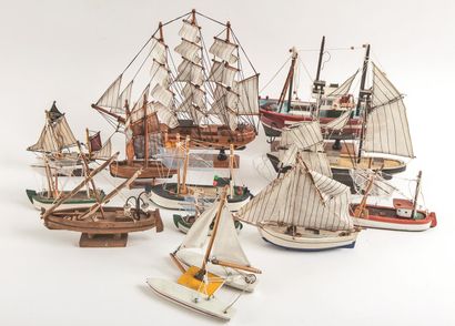null Lot de douze petites maquettes décoratives de bateaux de pêche et de voiliers...