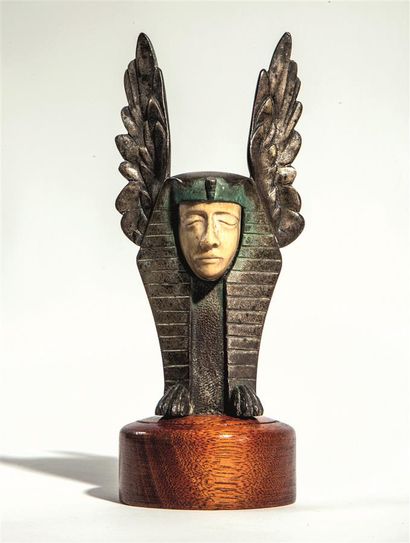 null SERTORIO. 
Mascotte Sphinx ailé en bronze patiné et ivoirine signée, présentée...