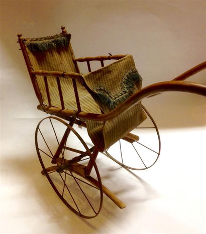 null Petite chaise d'enfant en bois pour poupée ou pour enfant. Vers 1900.

Assez...