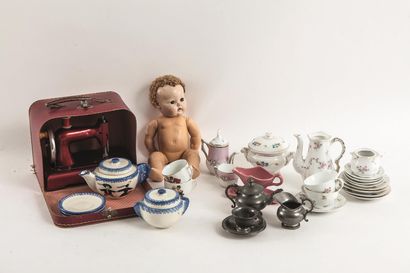 null Lot comprenant un service de poupée dépareillée en faïence, années 1940, petite...