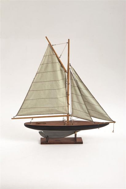 null Diorama de bateau mixte en bois peint et trois maquettes de voilier. 

Accidents...