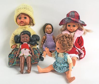 null Lot d'environ dix poupées de marque GG, Bella, Raynal, en caoutchouc, habillées....