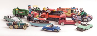 null Lot d'environ de quatorze jouets en tôle à mécanisme d'horlogerie avec tracteurs,...