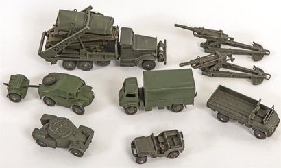 null Dinky Toys. Lot de huit pièces militaires : Super toys brockway, deux canons,...