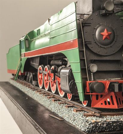 null Locomotive Compound P 35.
Grande maquette en bois et métal d'une loco et son...