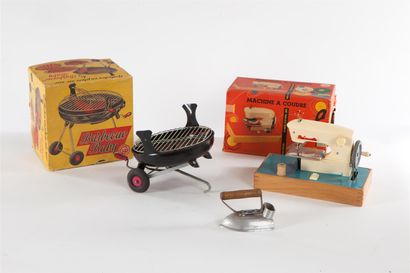 null Lot comprenant :
Fer à repasser Jouet, années 1950.
Barbecue Baby, jouet francais...