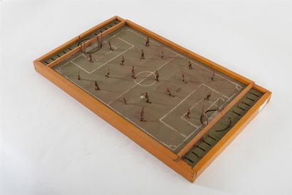 null Lot de trois jeux : table de football mécanique à tirettes 1945, jeu de construction...