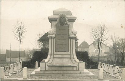 null 4 CARTES PHOTOS : Sélection. "Monument aux Morts de la Commune de Peyrieu dans...