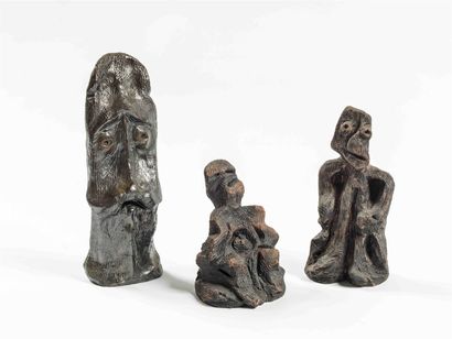 null Luc MERTENS (1913-2004).
Personnages imaginaires.
Trois sculptures en terre...